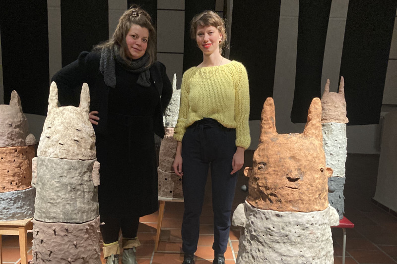 Künstlerin Klug und Kunstwissenschaftlerin Funk in der Ausstellung zwischen Keramikfiguren