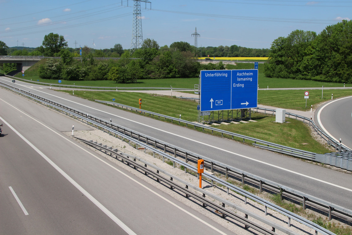 Autobahn mit Abfahrtsschild