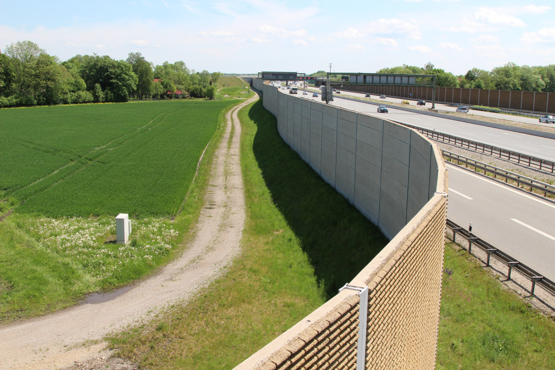 Feld, Schallschutzwand, Autobahn