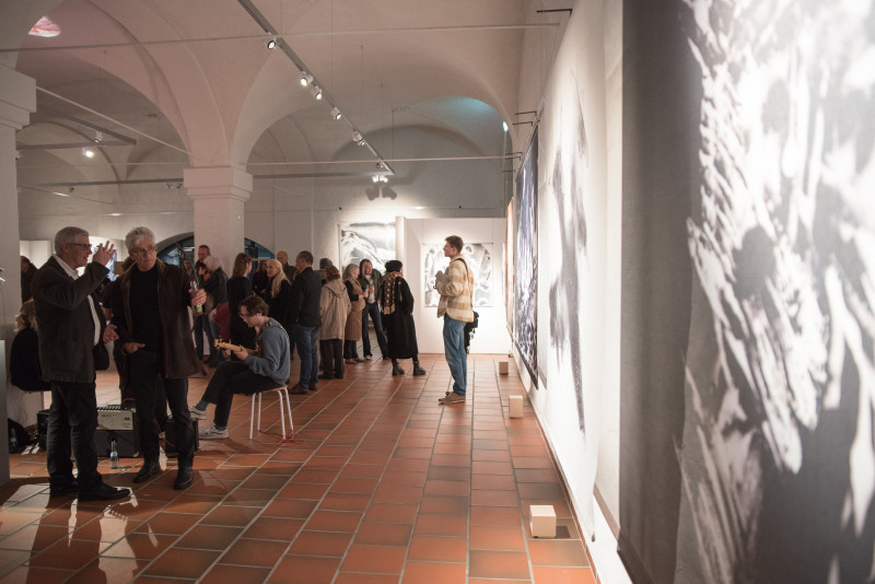 Vernissage Roman Harasymiw mit vielen Menschen in der Kunsthalle Kempten