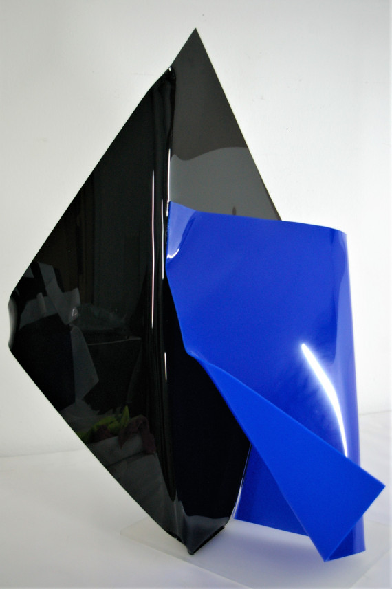 Skulptur aus einem schwarzen und einem blauen Element