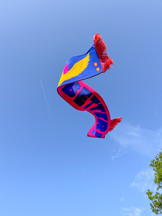 In der Luft fliegender bunter Schal