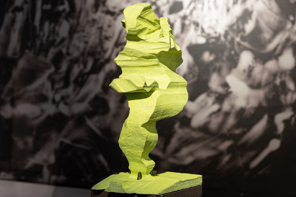 Hellgrüne Skulptur