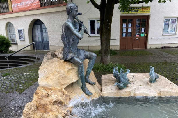 Brunnen vor Kunsthalle mit Skulptur Flötenspieler