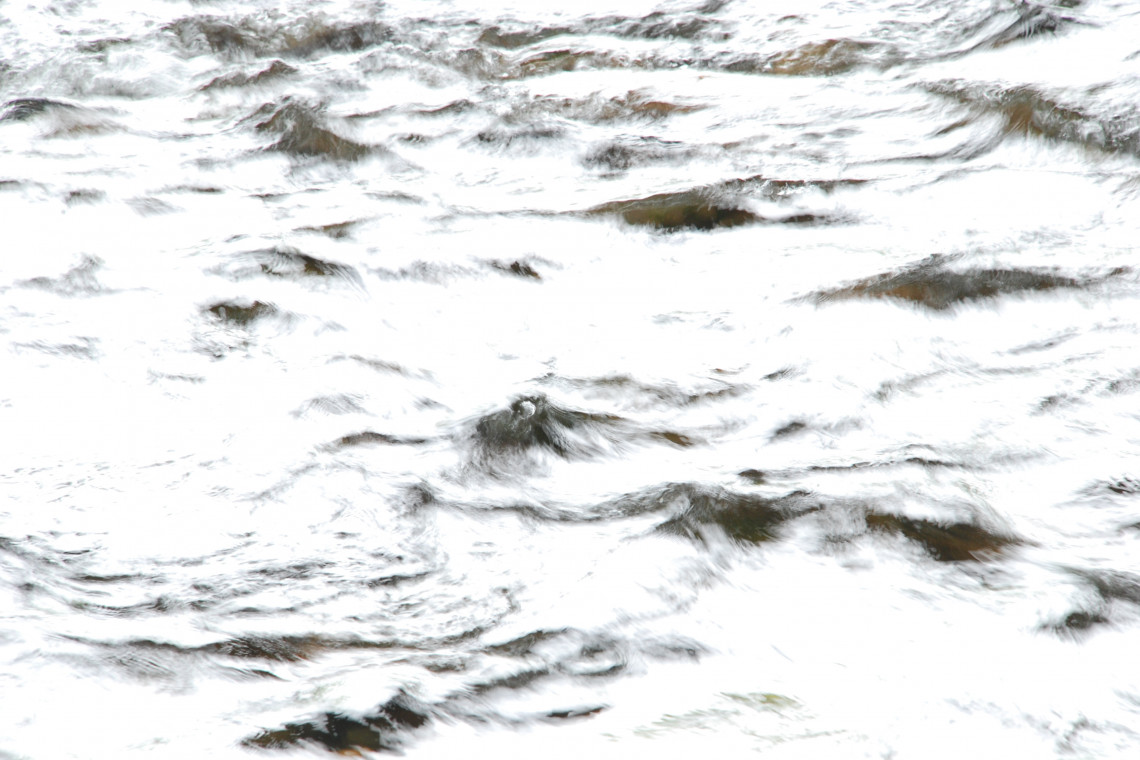 Fotoaufnahme bewetes Wasser, schwarz-weiß