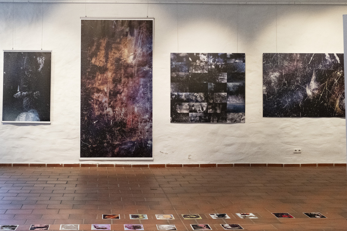 Blick in die Ausstellung: Großflächige Fotografien, die künstlerisch anmutende Spuren auf Handydisplays zeigen