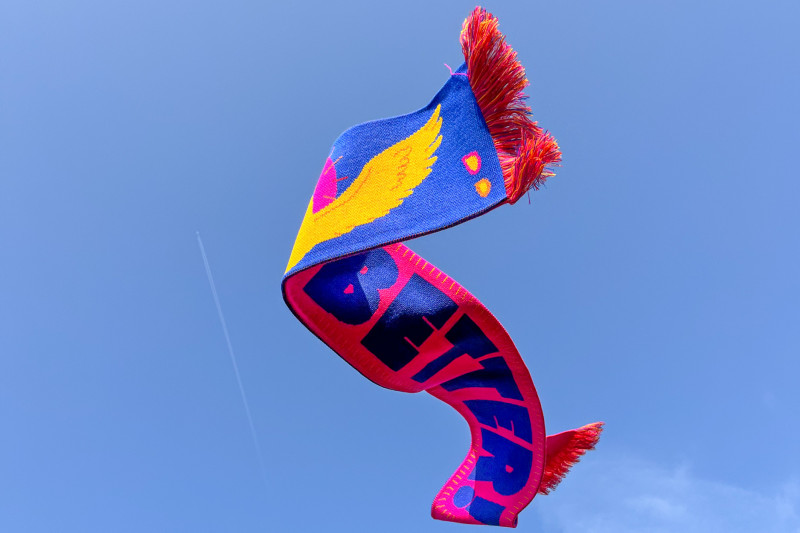 In der Luft fliegender bunter Schal