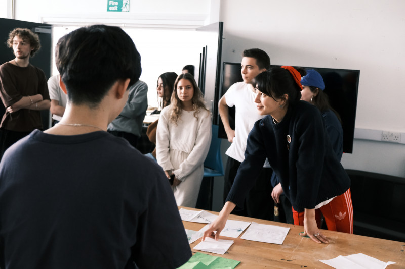 Naho Matsuda mit Menschengruppe